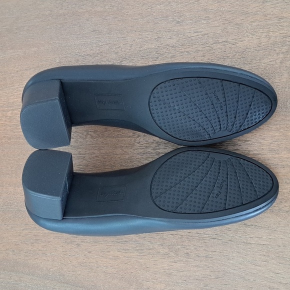 Easy Street Proper Women's High Heels - Color: Navy - Size: 8.5 W - Picture 8 of 9